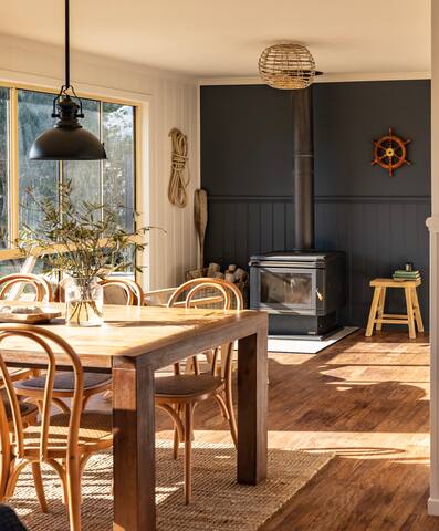 Lobster Pot Cabin – Waterfront Escape Freycinet gallery image 3