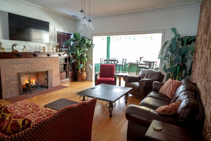 Chicago Bootlegger House Sleeps 10-20