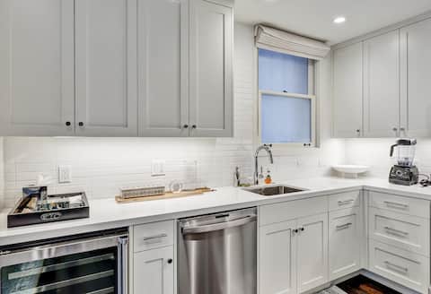 Popular Airbnb listing: Executive, remodeled studio in PacHeights in Pacific Heights
