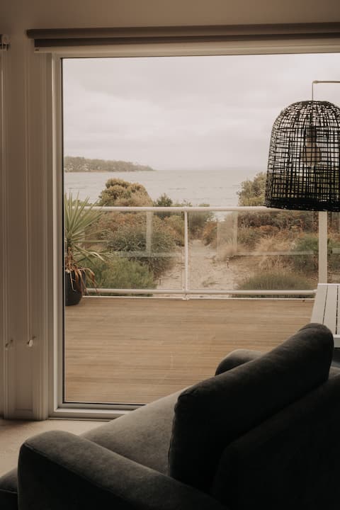 Absolute Beachfront House - Hot Tub & Ocean Views