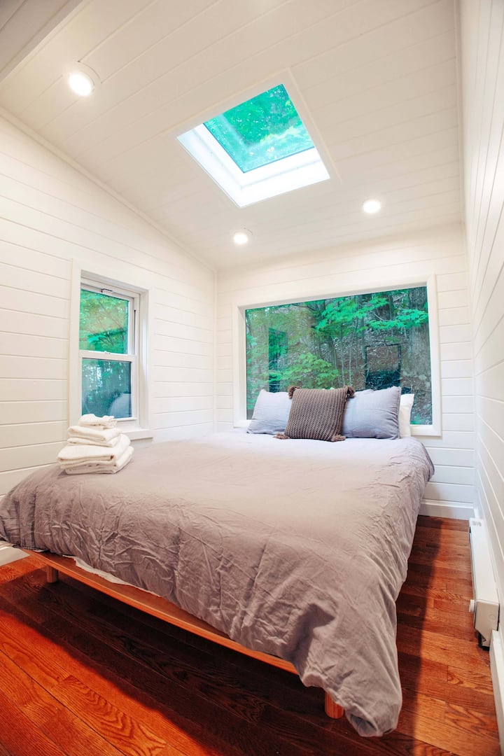 yatak odası 3 'te ayrıca eşyaları saklamak için bir dolap ve bir bank da bulunmaktadır