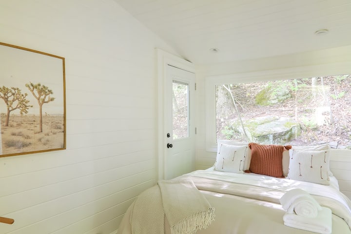 yatak odası 2 'de ayrıca sandalye ve ayna vardır