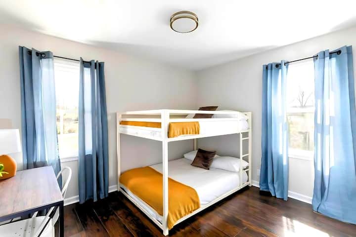 مثالية للضيوف الأصغر سنًا أو الأصدقاء، وتتميز هذه الغرفة بأسرّة بطابقين مريحة ونوافذ مشرقة، مما يضمن إقامة ممتعة ومريحة.