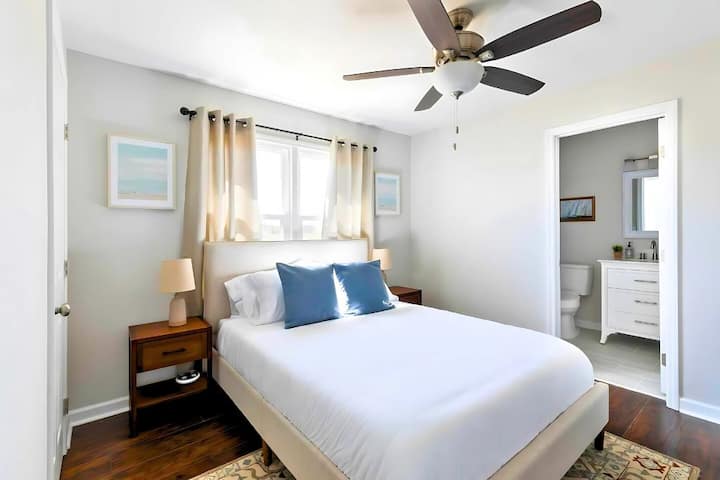 استيقظ على أشعة الشمس في غرفة نوم الضيوف التي تشع بالدفء والبساطة لبداية هادئة لليوم