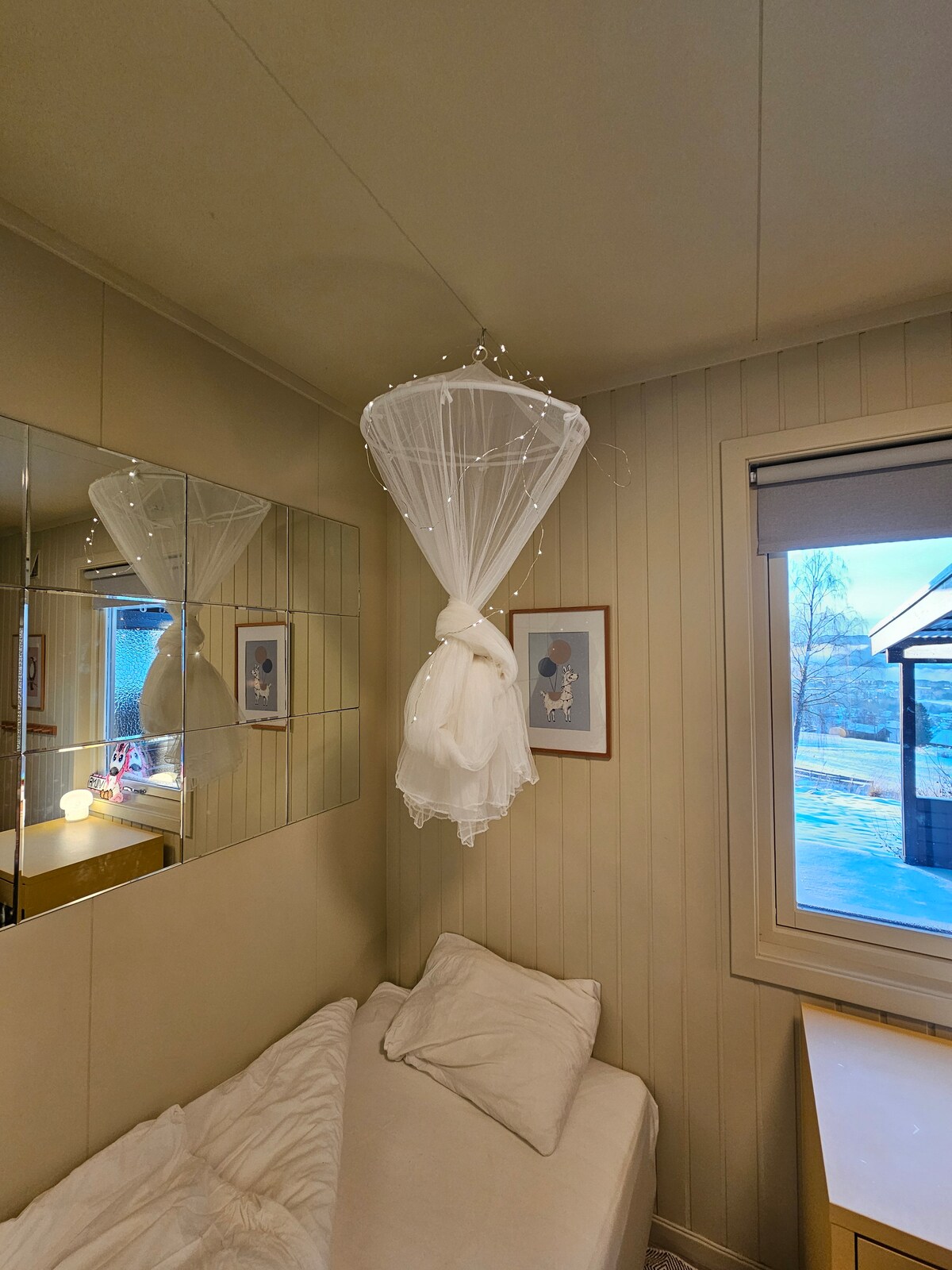 El dormitorio 2 tiene la opción de una cama con dosel con luz nocturna que funciona con pilas que se apaga después de 6 horas. La cama mide 90x200 cm.