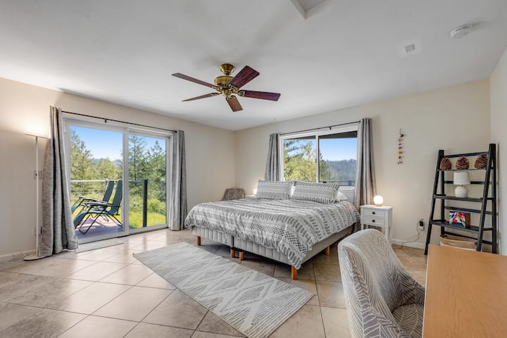 Split King bed in 2nd bedroom can be used as 2 single beds. 