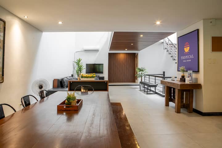 Spacious 3BR-Tropical Poolhouse|Prime QC Location!