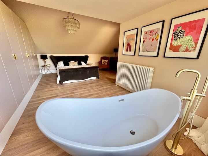 Спална соба 4 - главниот апартман. Голема луксузна спална соба со брачен кревет и многу простор за гардероба. Бесплатна стоечка бања на прозорец со поглед кон морето. Има посебен сопствен апартман со тоалет и мијалник.