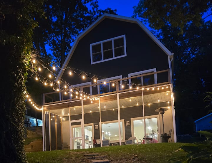 Sister Lakes Lakefront: Roomy 4BR sleeps 16+