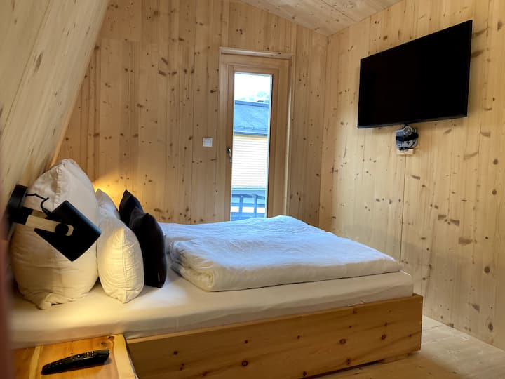 DE: Gemütlicher Rückzugsort mit Smart-TV und Retro-Konsole – perfekt zum Entspannen.
EN: Cozy retreat with Smart TV and retro console – ideal for winding down.
