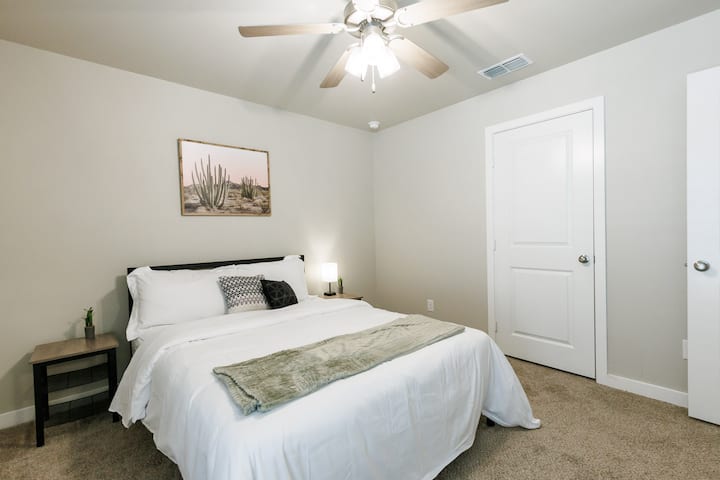 Vstúpte do pokoja s touto krásne zariadenou spálňou 3, dokonalou zmesou štýlu a pohodlia.