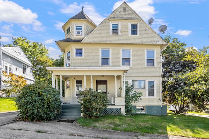 7BR/2BA Victorian House by Casinos & Yantic River