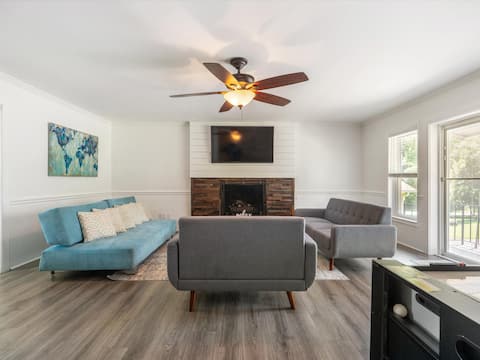 Top Airbnb: 10mins to downtown Ranch living on 1/2 acre in Toddville Road