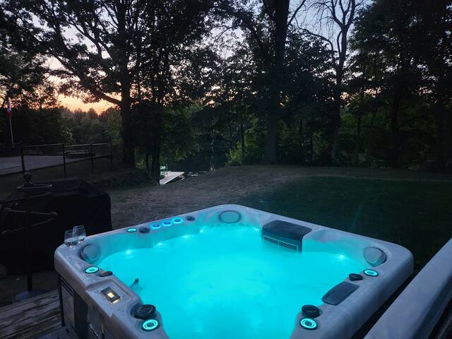 Luxurious waterfront 5-bedroom with pool and spa gallery image 4