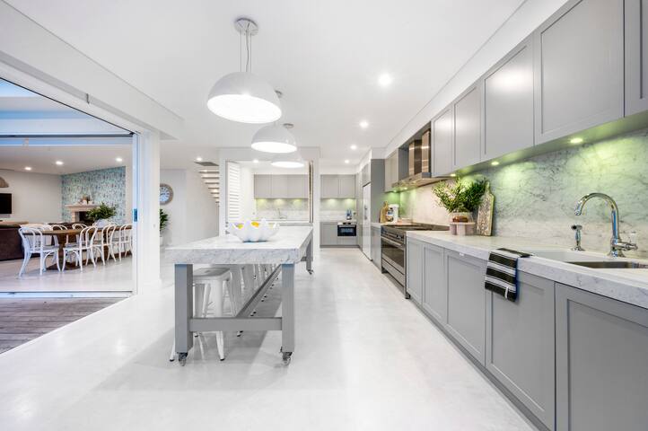 Luxury Beachfront Mansion gallery image 5