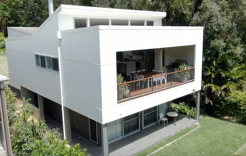 Top performing Airbnb: Luxuriously Spacious 2 Level Beach Escape in Pearl Beach
