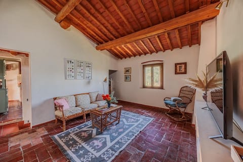 Annuncio Airbnb popolare: Tuscan countryside apartment with pool | Relax a Peccioli