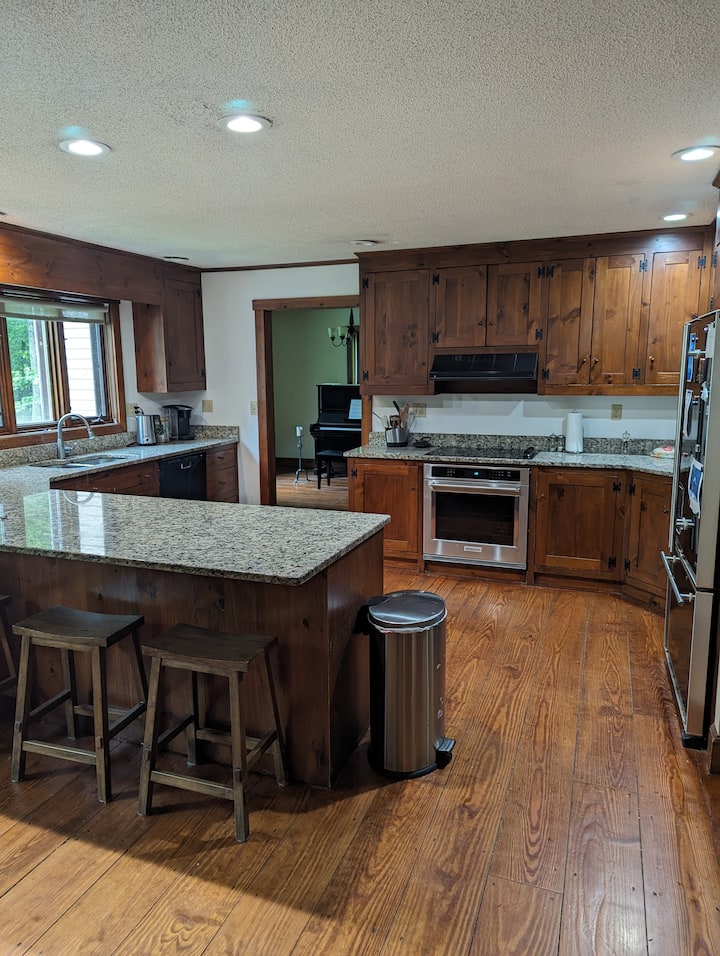 Acorn Acres - 1 King Master Suite Daily Rates - 米德爾敦