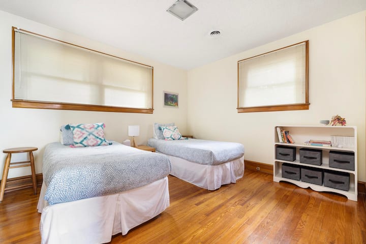 Feliz dormitorio de dos camas junto al dormitorio principal de arriba. Perfecto para dos niños o adultos.