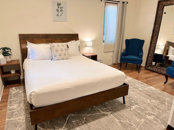 This bedroom features one cozy queen-size bed . While there’s no closet, the room is equipped with convenient luggage racks for your storage needs.