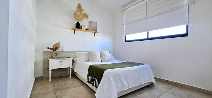 Chumba chenye nafasi kubwa, chenye bafu lake, chumba cha kuvaa nguo, Sheer Elegance shutter na Blackout blind, kina televisheni na feni ya dari