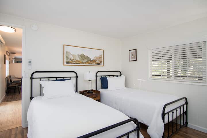 Მეორადი საძინებლის ორი ერთადგილიანი საწოლი გთავაზობთ კომფორტს და ხედებს კრეკსა და მთებზე. 