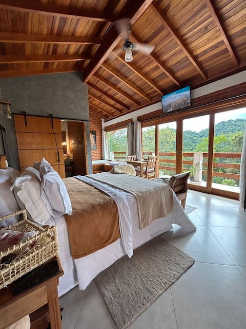 Romantic chalet, 5 min downtown, air conditioning and hydro.