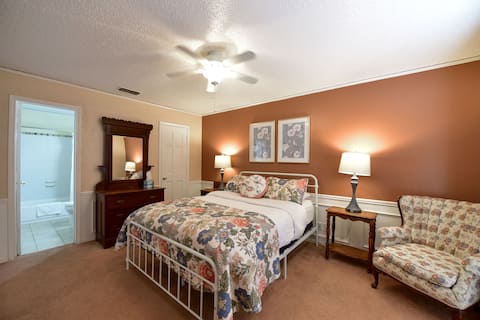 Cozy 2 Bed/2 Bath Suite with Kitchen and Bunk Room