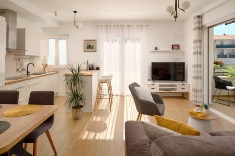 Successful Airbnb property: Sunny Apartment /sea views / 2min to the beach in Stobreč