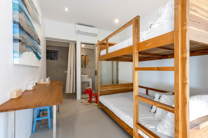 Საძინებელი 2 არის მიკრო ოთახი დიდი ორსართულიანი საწოლით, ერთი მაგიდით და ცალკე სააბაზანოთი. Ბავშვებისა და ზრდასრულებისთვის საწოლები, რა თქმა უნდა, საკმარისად დიდია ზრდასრულებისთვის