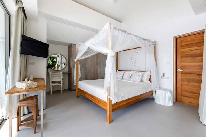 Ეს არის საძინებლების ყველაზე პირადი სივრცე და მდებარეობს საცხოვრებლის შორეულ ბოლოში, მზის ოთახის/კაბანას მოედნიდან მოშორებით. Მასში არის დიდი ზომის საწოლი თეთრეულით, მარტივი სამუშაო მაგიდა, ტელევიზორი, ტანსაცმლის არმუარი, ფხვნილის მაგიდა და სარკე. 