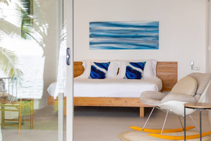 Მე-4 საძინებელში არის ღია საწოლი დიდი ზომის, კლდოვანი სკამი, კარადა და სრული აბაზანა.