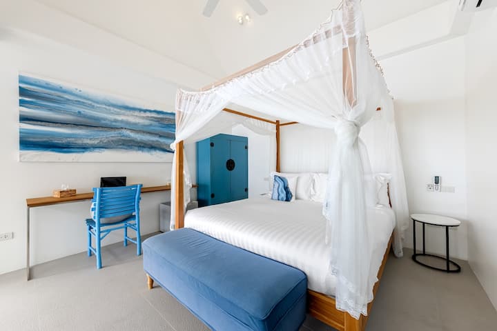 Მეექვსე საძინებელში არის დიდი ზომის საწოლი, სამუშაო მაგიდა, პატარა არმუარი, ტელევიზორი და სრული ზომის სააბაზანო.