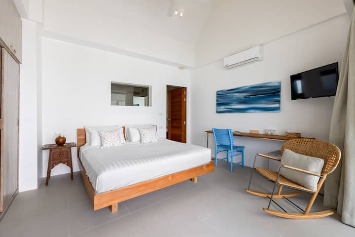 Მესამე საძინებელში არის დიდი ზომის ხის საწოლი, როკერი, სამუშაო მაგიდა, ტელევიზორი, კარადა და სრული აბაზანა. 