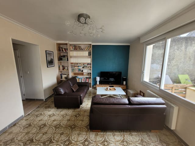 Large townhouse 1 km from the beaches