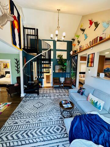 1930s Bungalow: Salt Water Pool, Hot Tub, Big Yard gallery image 4