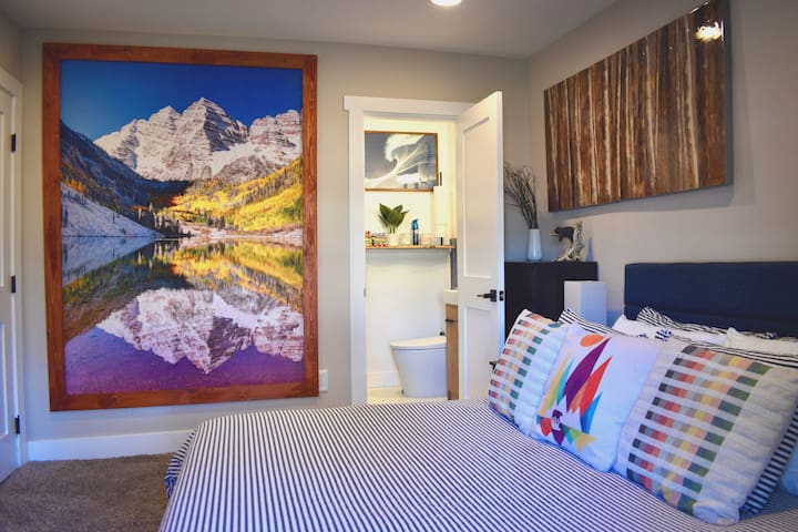 1930s Bungalow: Salt Water Pool, Hot Tub, Big Yard gallery image 5