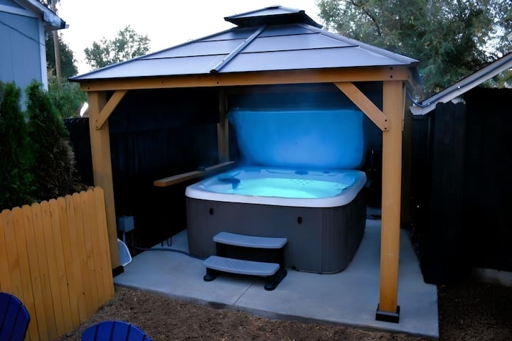 1930s Bungalow: Salt Water Pool, Hot Tub, Big Yard gallery image 2