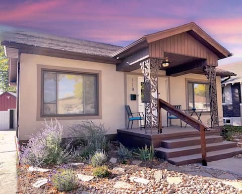 Bright, Huge Kitchen, Hot Tub, Dinosaur Museum!