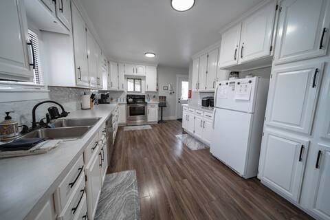 Spacious 4 Bedroom w/Hot Tub, BBQ, Walk Downtown!