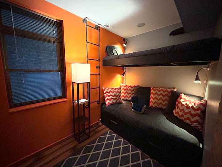 Cheerful Bedroom In Chicago - Chicago, IL