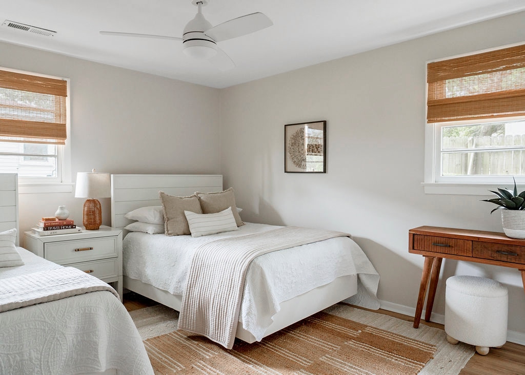 קוטג' A - חדר שינה עם מיטה מלאה ומיטה זוגית אחת