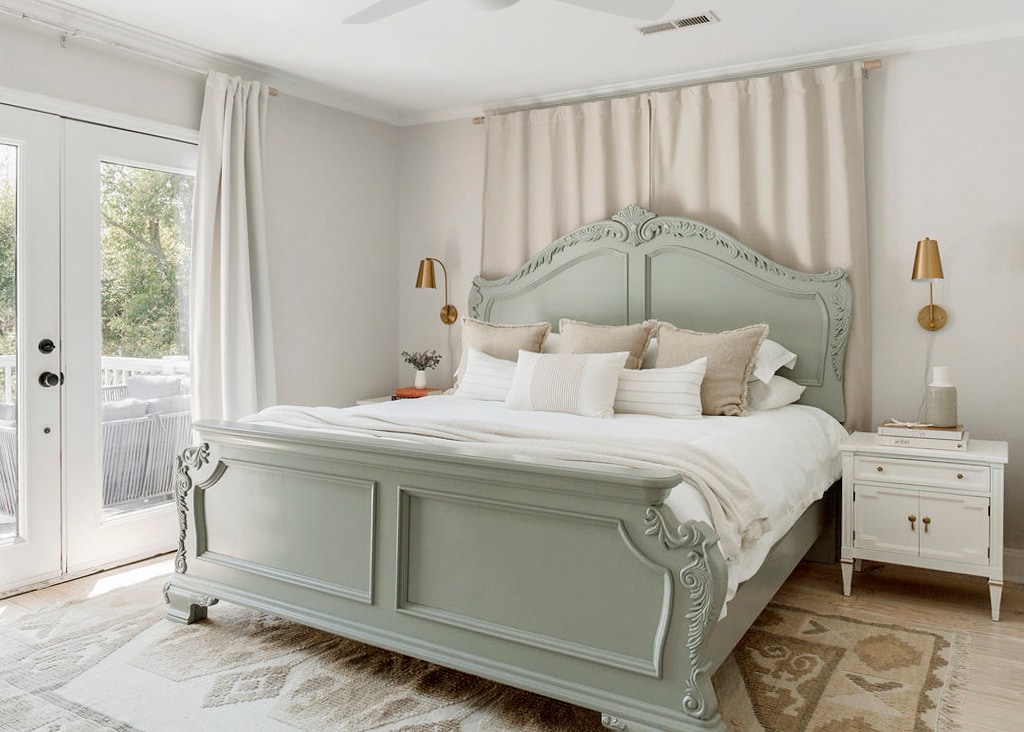 בית ראשי - חדר שינה עם מיטת קינג סייז ודק צמוד (1 מתוך 2)