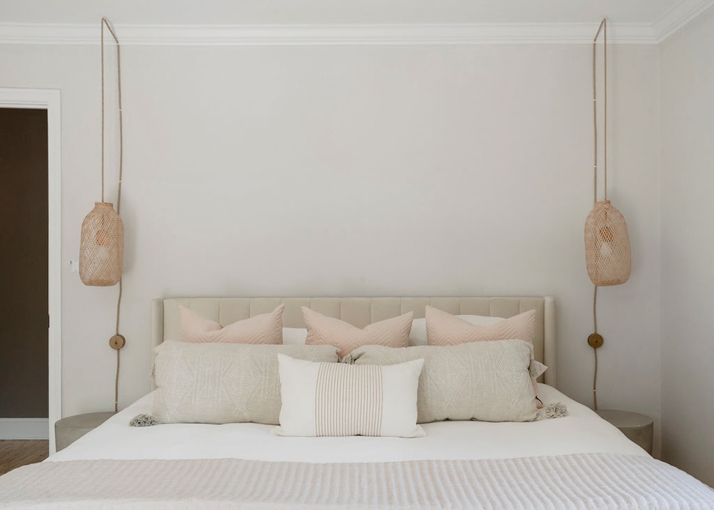 בית ראשי - חדר שינה עם מיטת קינג סייז ודק צמוד (2 מתוך 2)