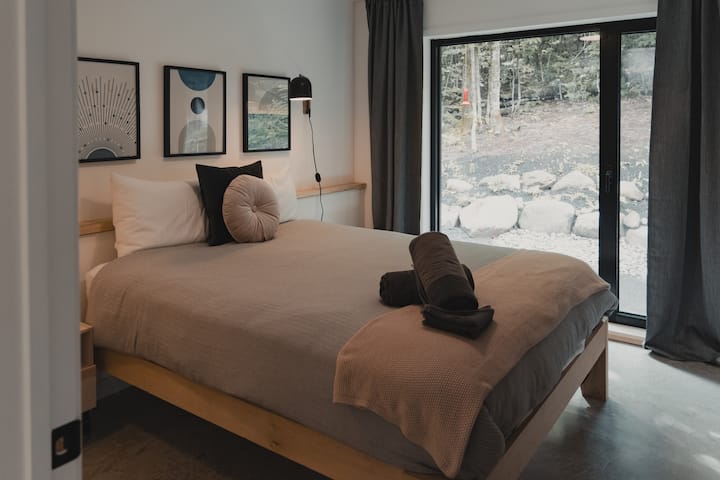 Chumba kikuu cha kulala, chenye madirisha makubwa. Kitanda aina ya Queen, hifadhi ya nguo.