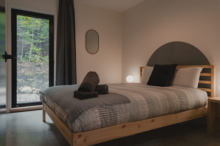 Chumba cha pili cha kulala, kitanda aina ya queen.