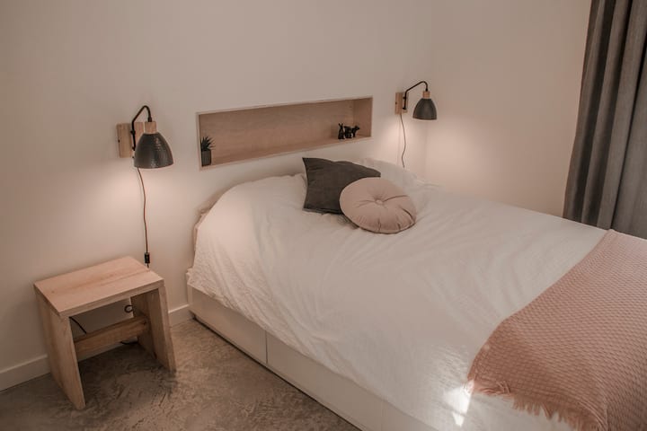 Chumba cha 3 cha kulala kilicho na kitanda cha ukubwa wa malkia.