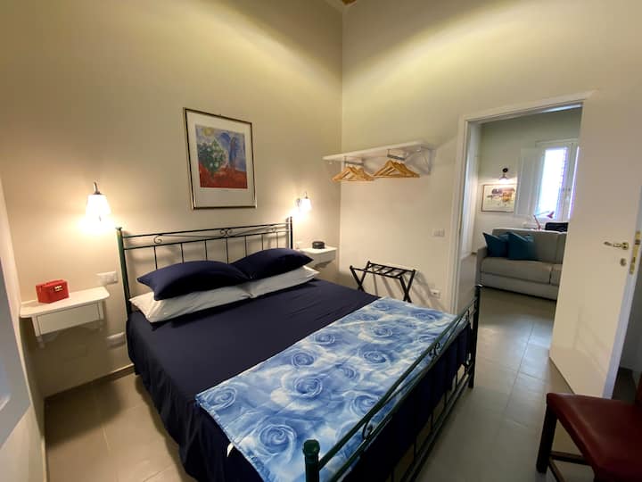 Una mezcla perfecta de encanto y comodidad moderna: la habitación ideal para recargar energías después de un día explorando la ciudad”.