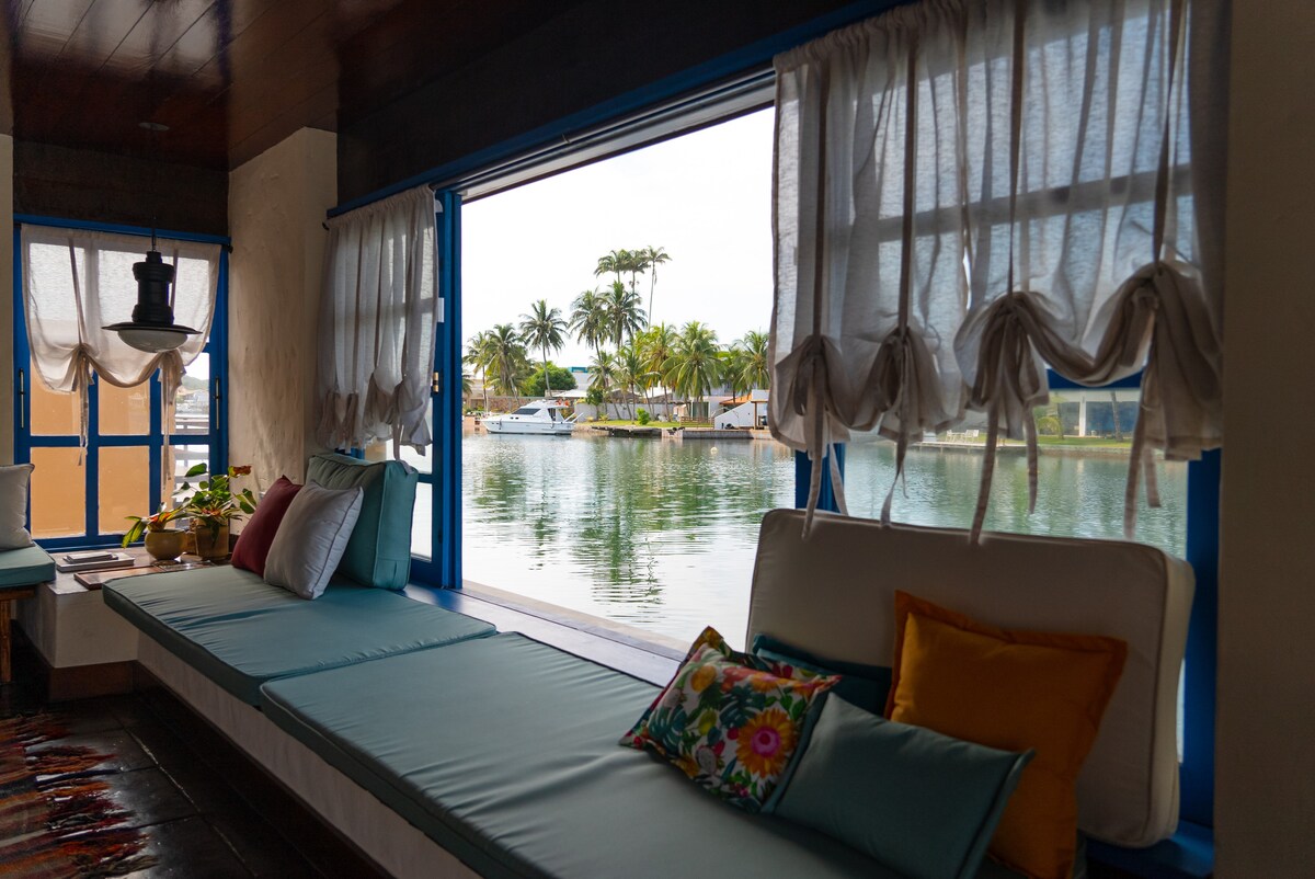 Popular Airbnb listing: Flamboyant House, Ogiva, Cabo Frio, RJ in Cabo Frio