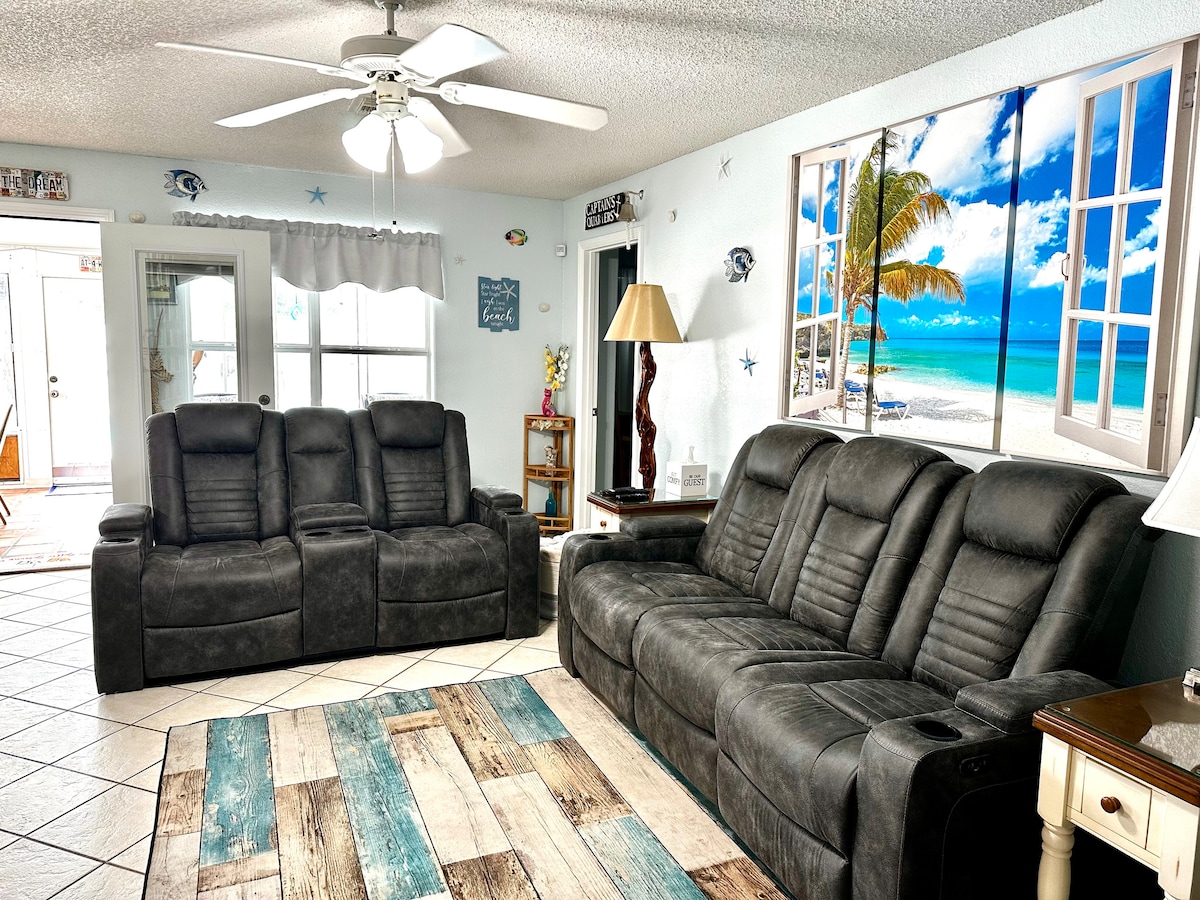 Top performing Airbnb: Relaxing 3 bed/2 bath home with pool & hot tub in Laguna Vista